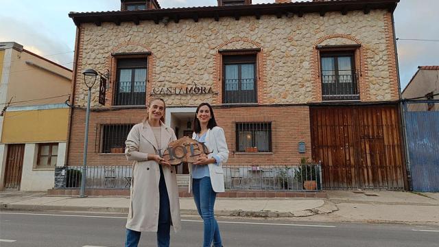 María, a la derecha, y Blanca a la izquierda, delante de su Hotel Rural Cantamora