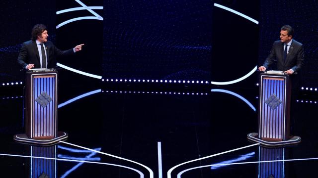 Los candidatos a la segunda vuelta de las elecciones argentinas, Javier Milei y Sergio Massa, durante el debate electoral del pasado domingo.
