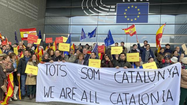 Concentración ante la puerta principal del Parlamento Europeo en Bruselas.