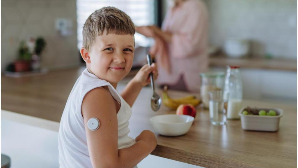 Imagen de archivo de un menor con un sensor para la diabetes