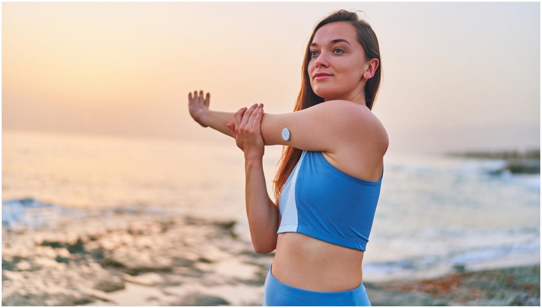 Una joven con un sensor para diabetes practicando deporte (Shutterstock)