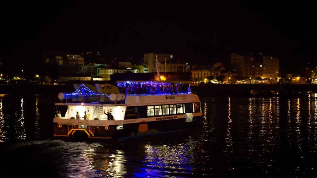 Barco iluminado por Navidad en la ría de Vigo.