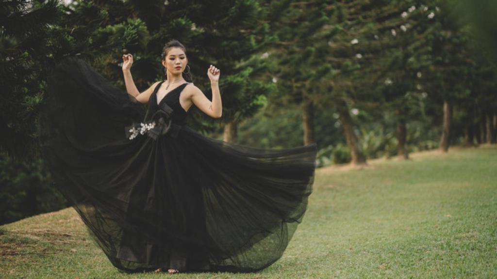 Mujer con un vestido de novia negro.