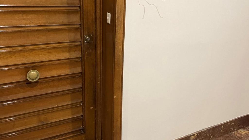 Vecinos arrancan de la puerta el logo de PeC.