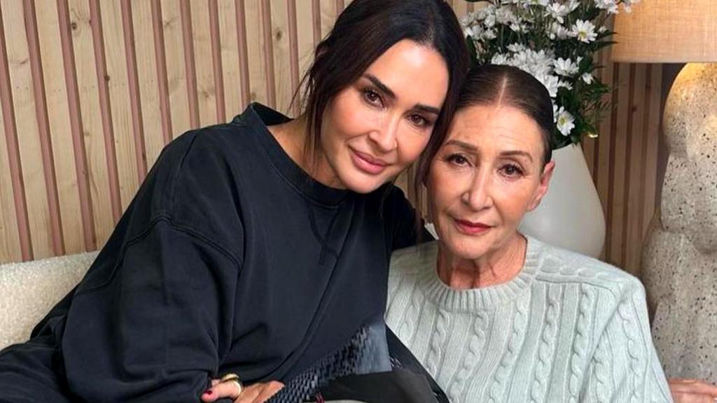 Vicky Martín Berrocal junto a su madre, Victoria Martín Serrano, en el pódcast 'A solas con Vicky'.
