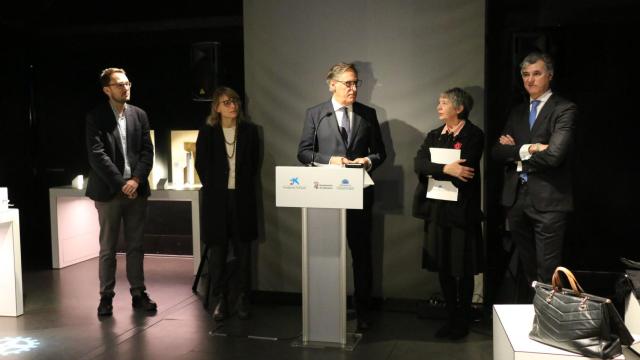 El alcalde de Salamanca, Carlos García Carbayo, inaugura la exposición junto a cargos regionales de 'la Caixa'