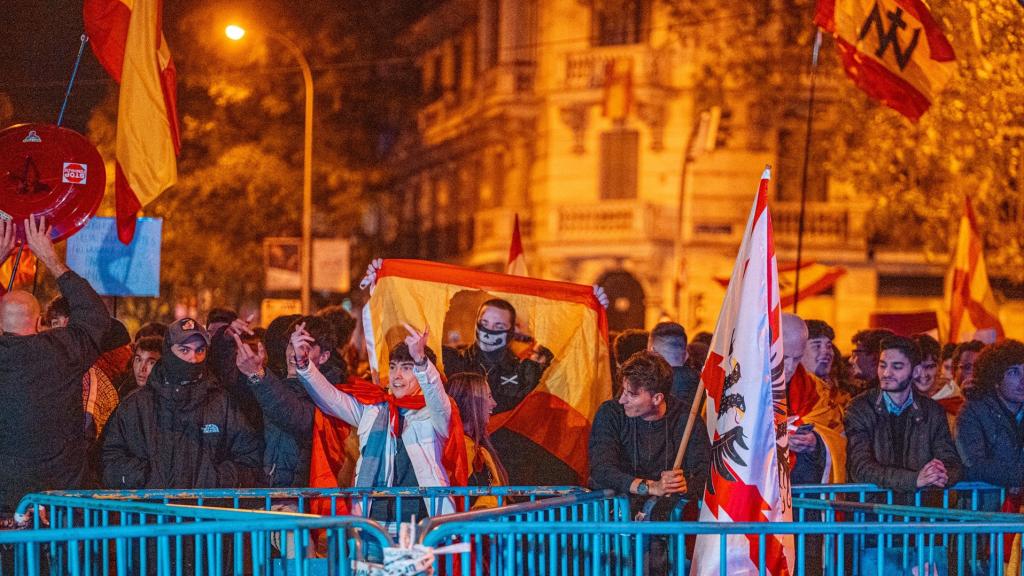 Cientos de personas durante una manifestación contra la amnistía frente a la sede del PSOE en Ferraz, a 13 de noviembre de 2023.