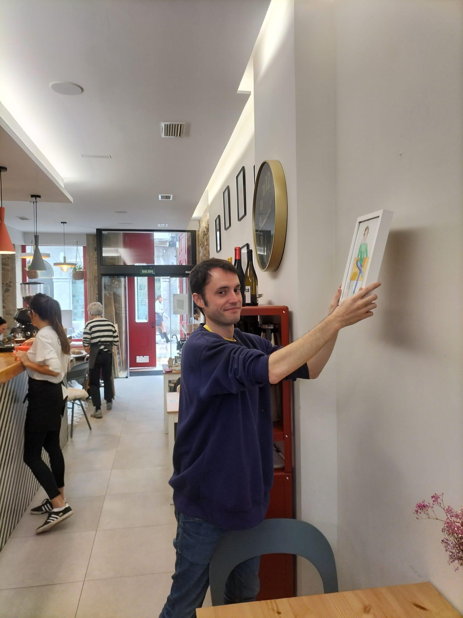 Las obras pueden verse en la pared de Quinze Café