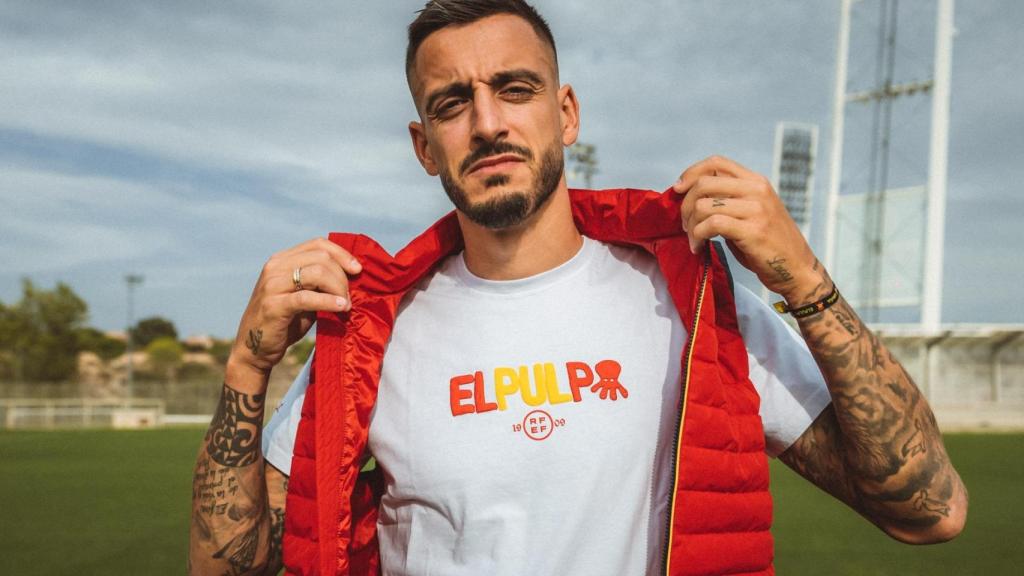 Joselu con las prendas de la colección.