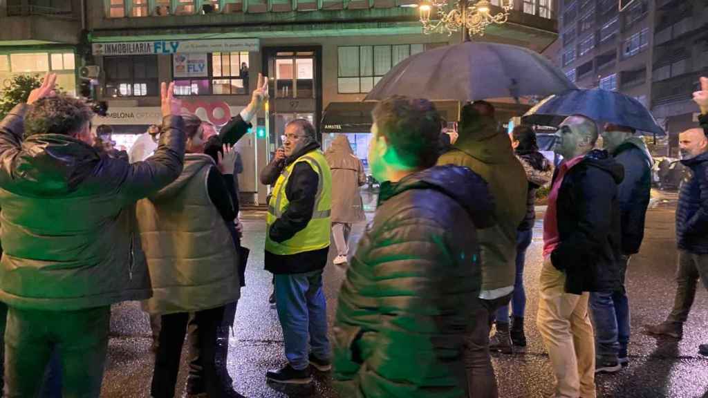 Abel Caballero se dirige con el gesto de la ‘V’ a los trabajadores. Foto: U.M