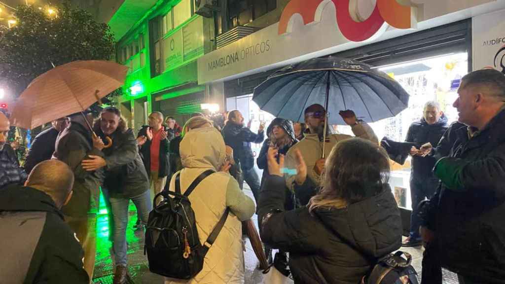Los manifestantes al finalizar la protesta contra el alcalde. Foto: U.M