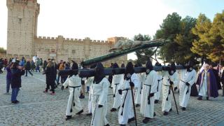 La procesión del Sacrificio y el castillo de la Mota de fondo conjugan dos de los grandes atractivos de Medina del Campo