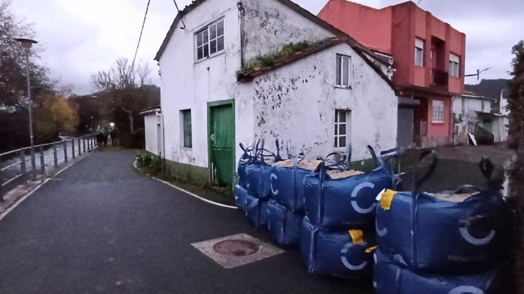 Neda (A Coruña), inmersa en las tareas de limpieza de casas anegadas por la riada del lunes