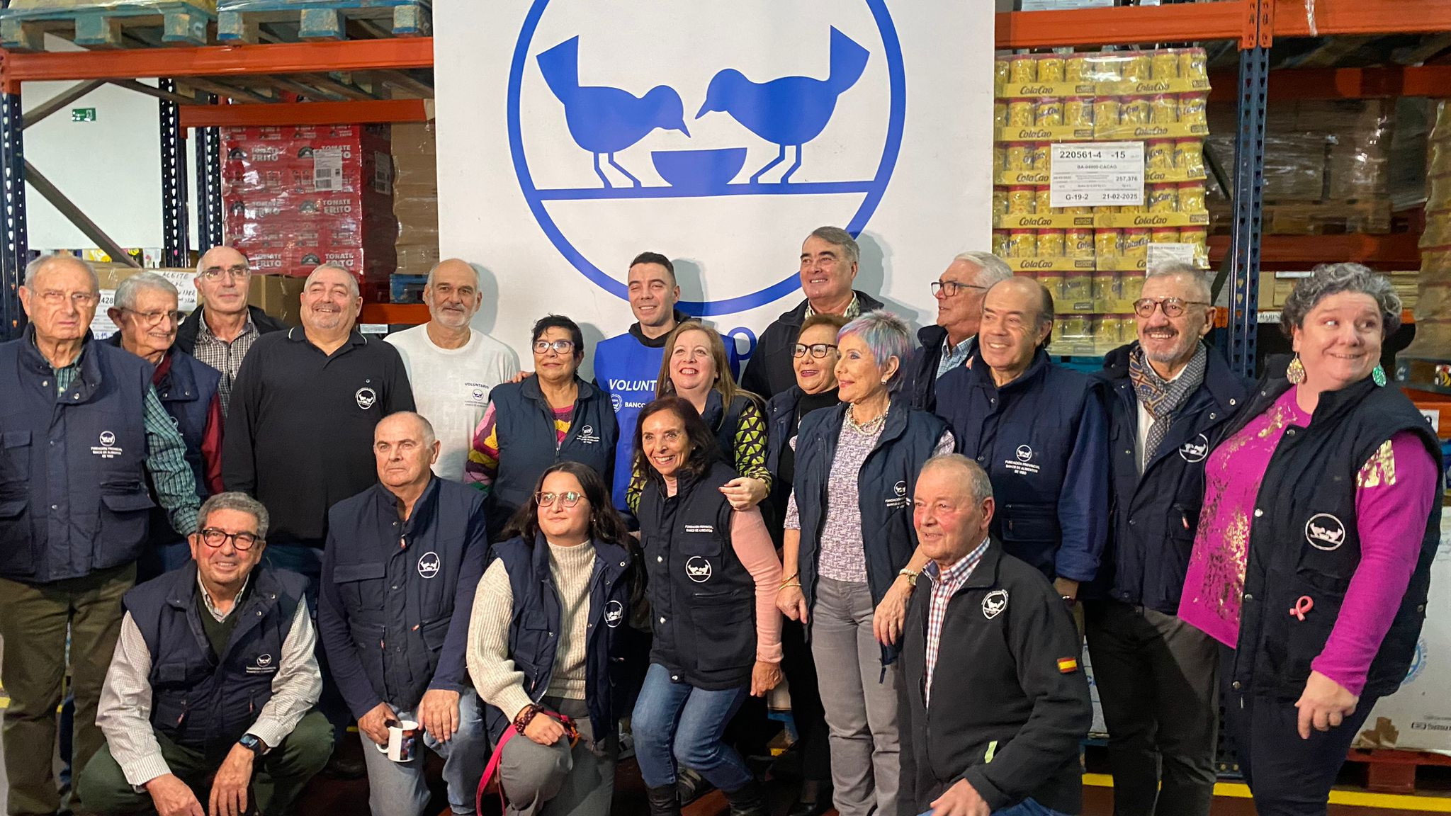 Aspas junto a un grupo de voluntarios del Banco de Alimentos de Vigo.