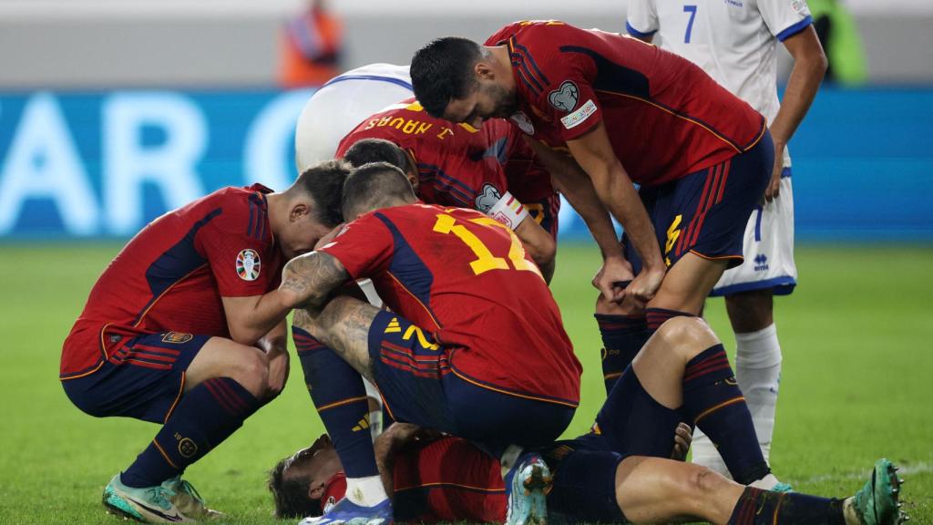 Oyarzabal, atendido por sus compañeros en el momento de su lesión.