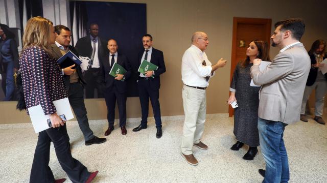 Los portavoces de los grupos parlamentarios de las Cortes conversan antes de asistir a la Junta de Portavoces de las Cortes