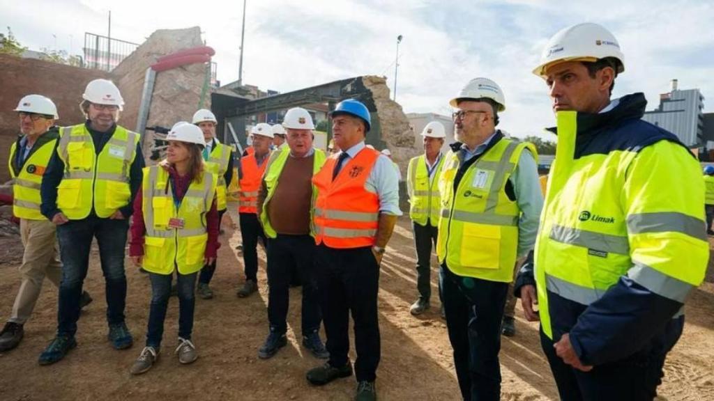 Joan Laporta, en el centro con un casco azul del FC Barcelona, durante la visita a las obras del Camp Nou.