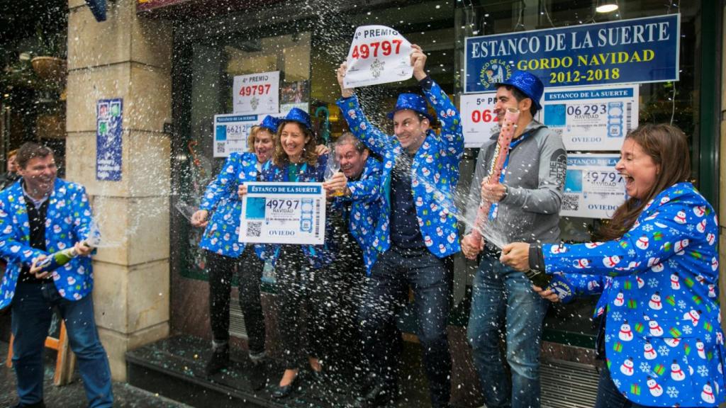Personas celebrando que les ha tocado la lotería de Navidad.