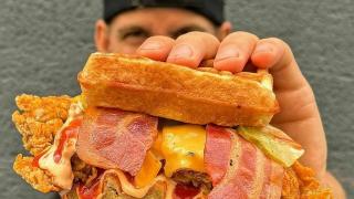 El nuevo bocadillo de Dabiz Muñoz aterriza en este mercado de Navidad: waffles y pollo