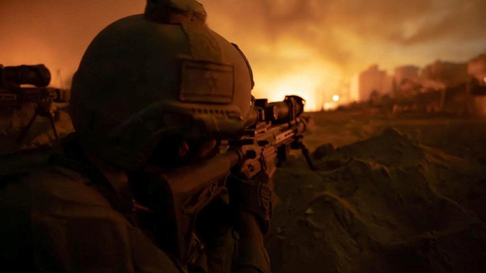 Soldado israelí en una operación en el puerto de Gaza