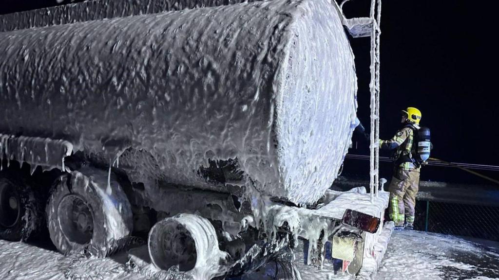 Se incendia un camión con 40.000 litros de gasóleo agrícola en la AP-9 en Portas (Pontevedra)