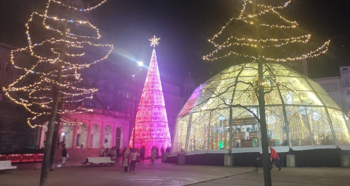 Al fondo, el árbol transitable instalado el pasado año en la plaza de Armas