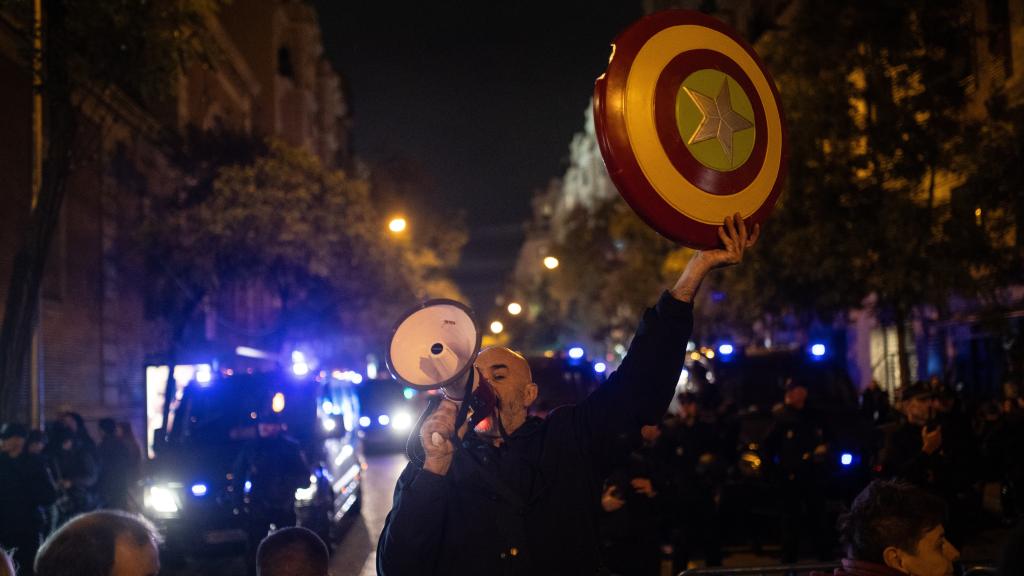 Miguel Frontera, conocido como el 'Capitán América' de Ferraz, ante la sede nacional del PSOE, en Madrid.