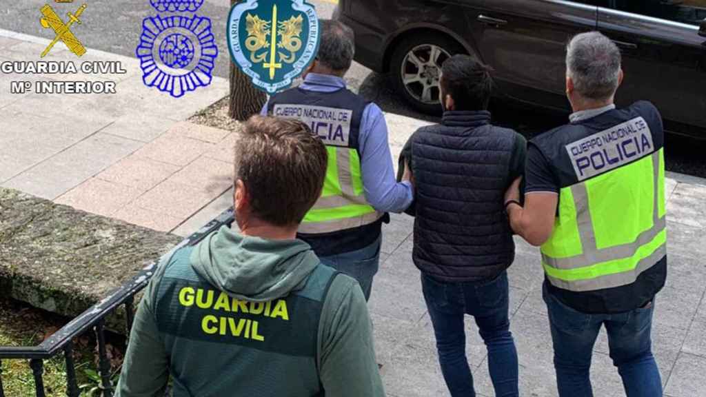 Uno de los detenidos en la operación.