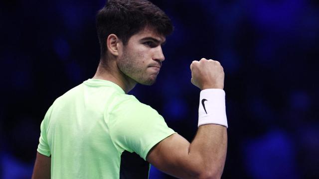 Alcaraz celebra un punto frente a Medvedev.