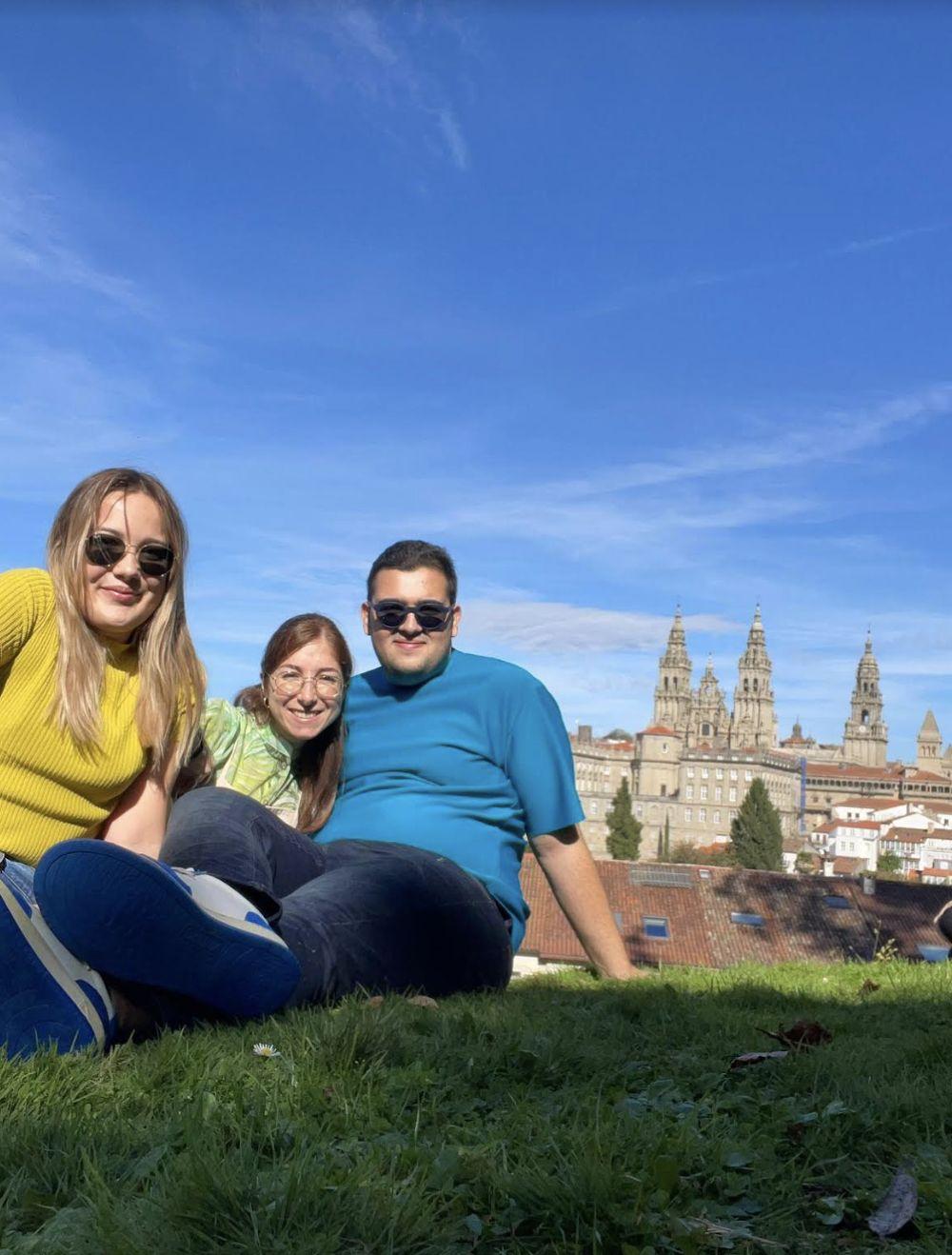 Raffaele junto a sus compañeras de piso.