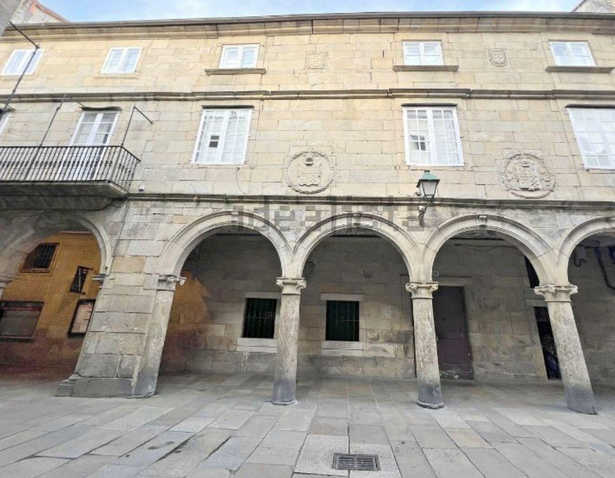 Fachada con escudos del edificio. Fuente: Idealista y Vip Kel Inmobiliaria.