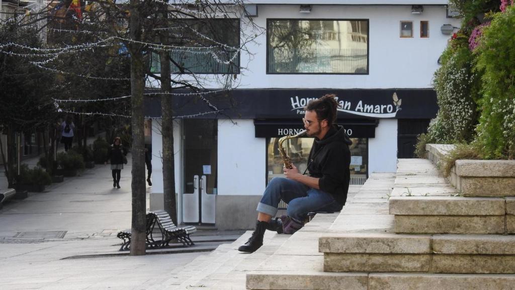 Desde Praga a Ferrol sin soltar el saxo para inundar la plaza de Armas del ritmo del jazz