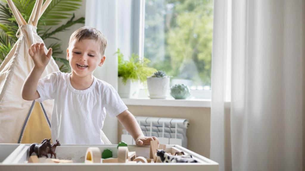 Niño jugando con una caja sensorial