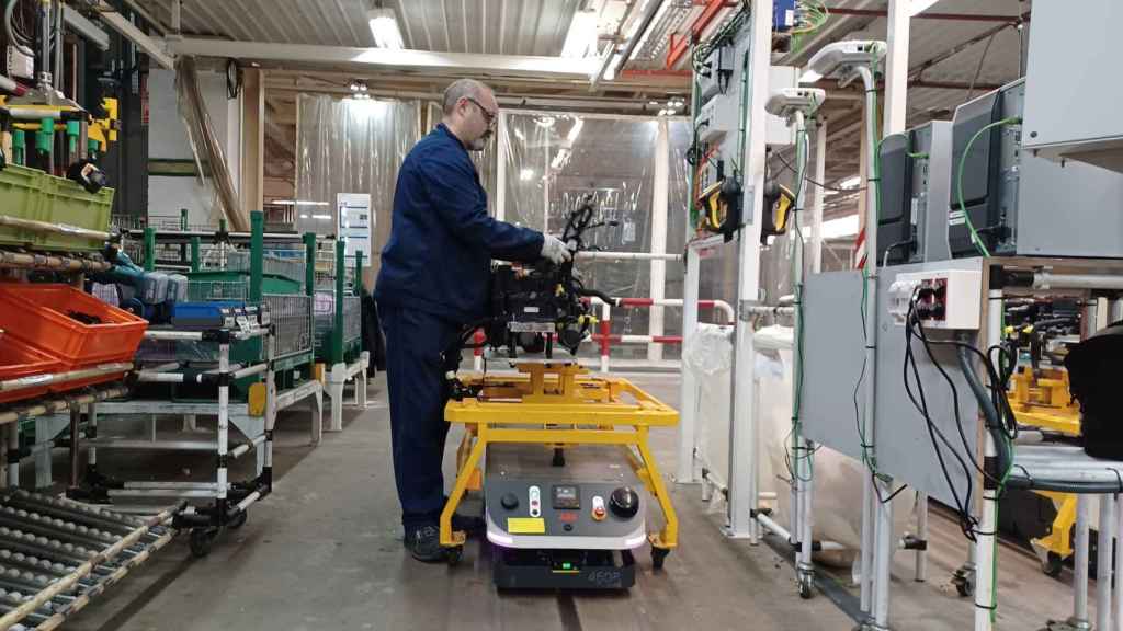 Un operario de Stellantis Vigo trabaja en el montaje del E-2008.