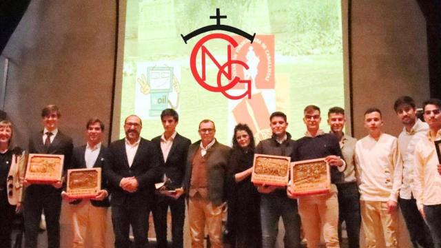 Foto de familia con los premiados y la organización