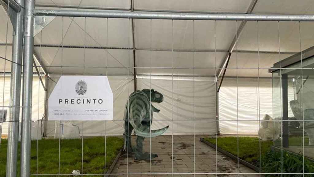 Interior de la carpa con el cartel del anuncio de precintado.