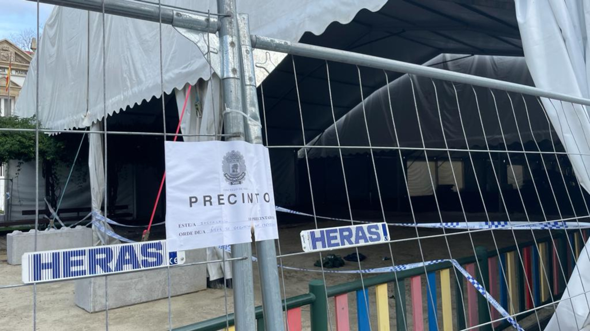 Imágenes del interior y el exterior de la carpa precintada. Fotos: Treintayseis