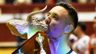 Pablo Martín 'Guindi' exhibiendo su trofeo como ganador de la VI Final del Campeonato de Cortes de Castilla y León