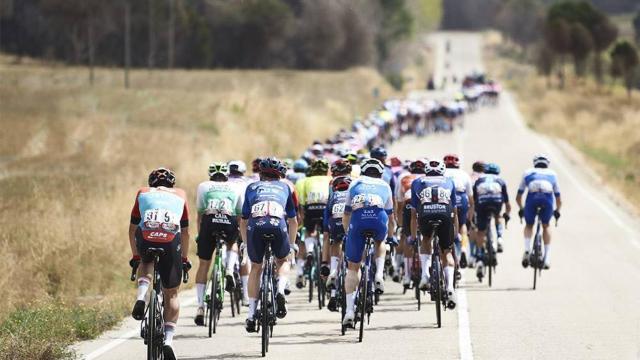 Parte del pelotón, durante La Vuelta 2023.