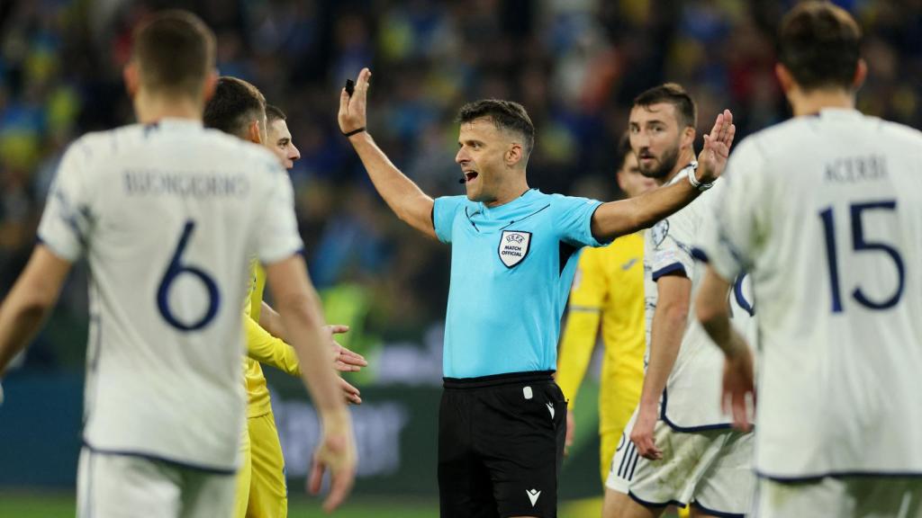 Gil Manzano decide que no existe penalti a favor de Ucrania