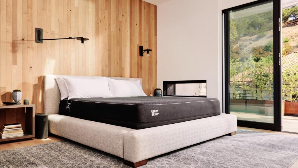 Eight Sleep cubriendo un colchón