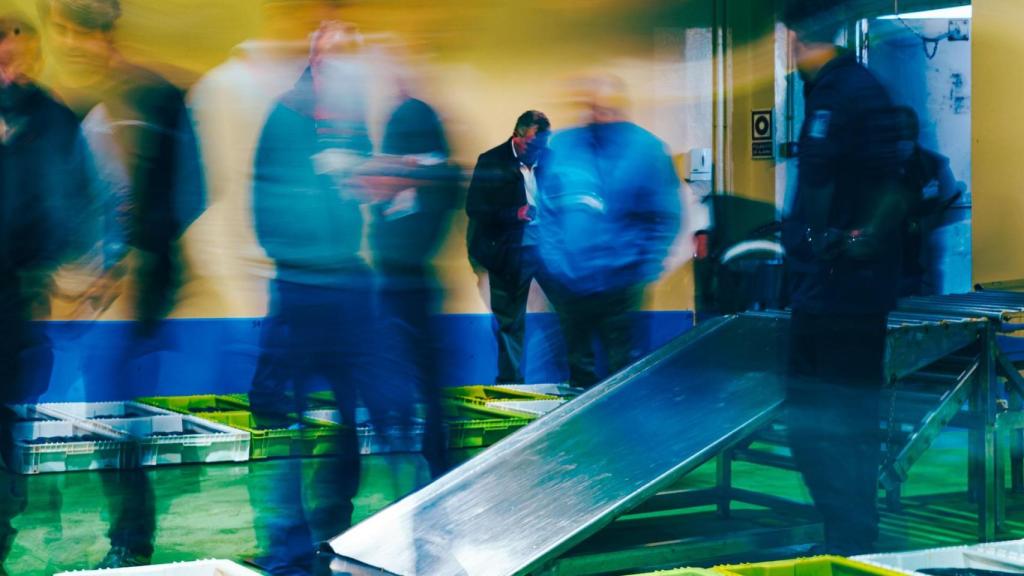 Varios visitantes en la lonja pesquera.