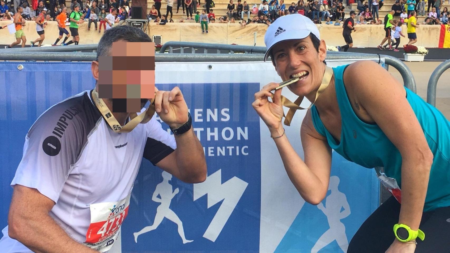 La ministra Elma Saiz, en 2017, tras correr la maratón de Atenas junto a su marido.