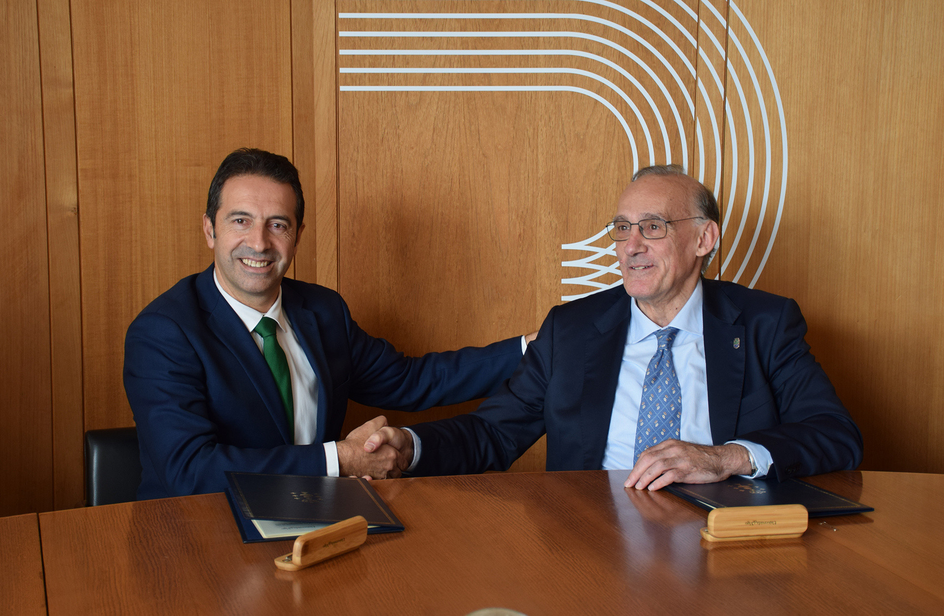 El  conselleiro Alfonso Villares y el rector de la UVigo, Manuel Reigosa.