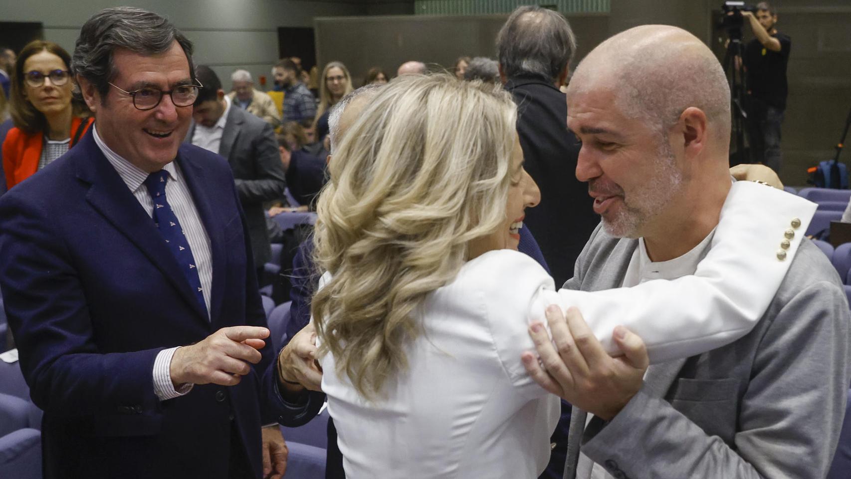 Antonio Garamendi, Yolanda Diaz y Unai Sordo, durante la toma de posesión de la vicepresidenta segunda y ministra de  Trabajo.