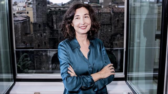 Posado de la escritora Elsa Punset.