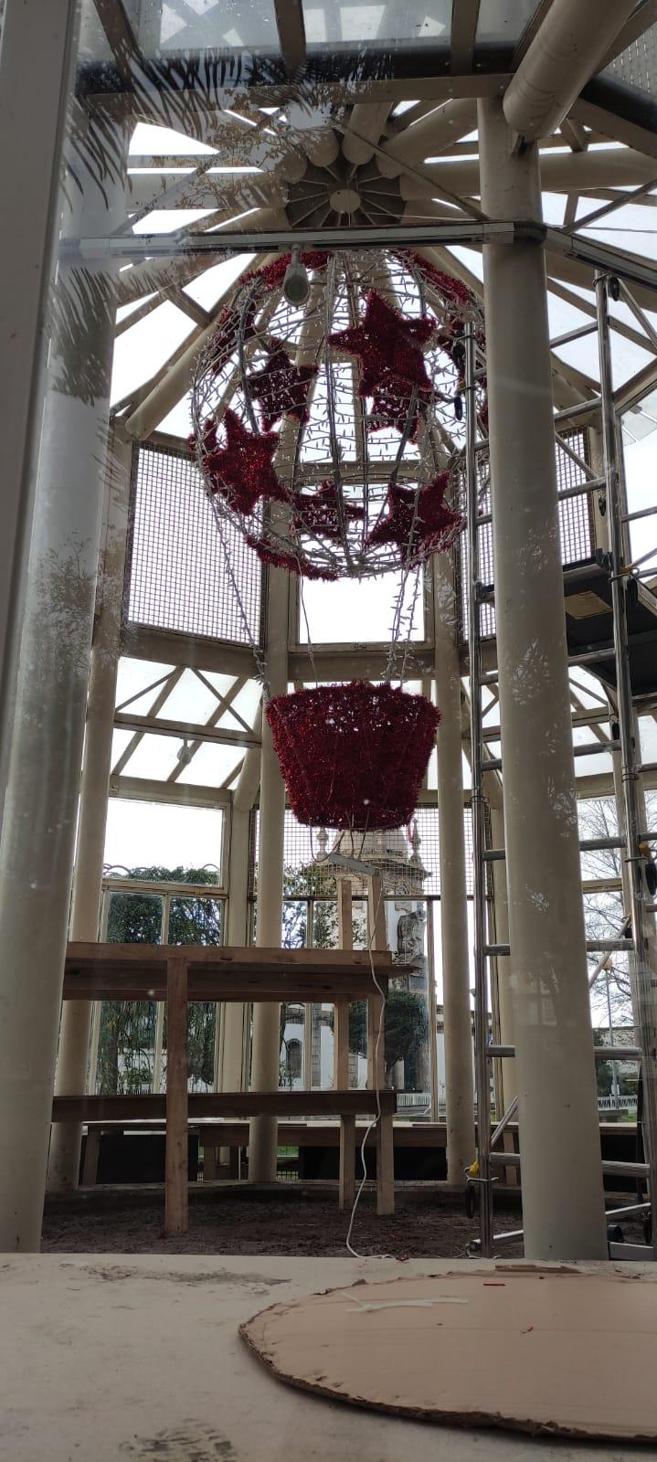 Por el momento un gran globo en tonos rojos preside el espacio