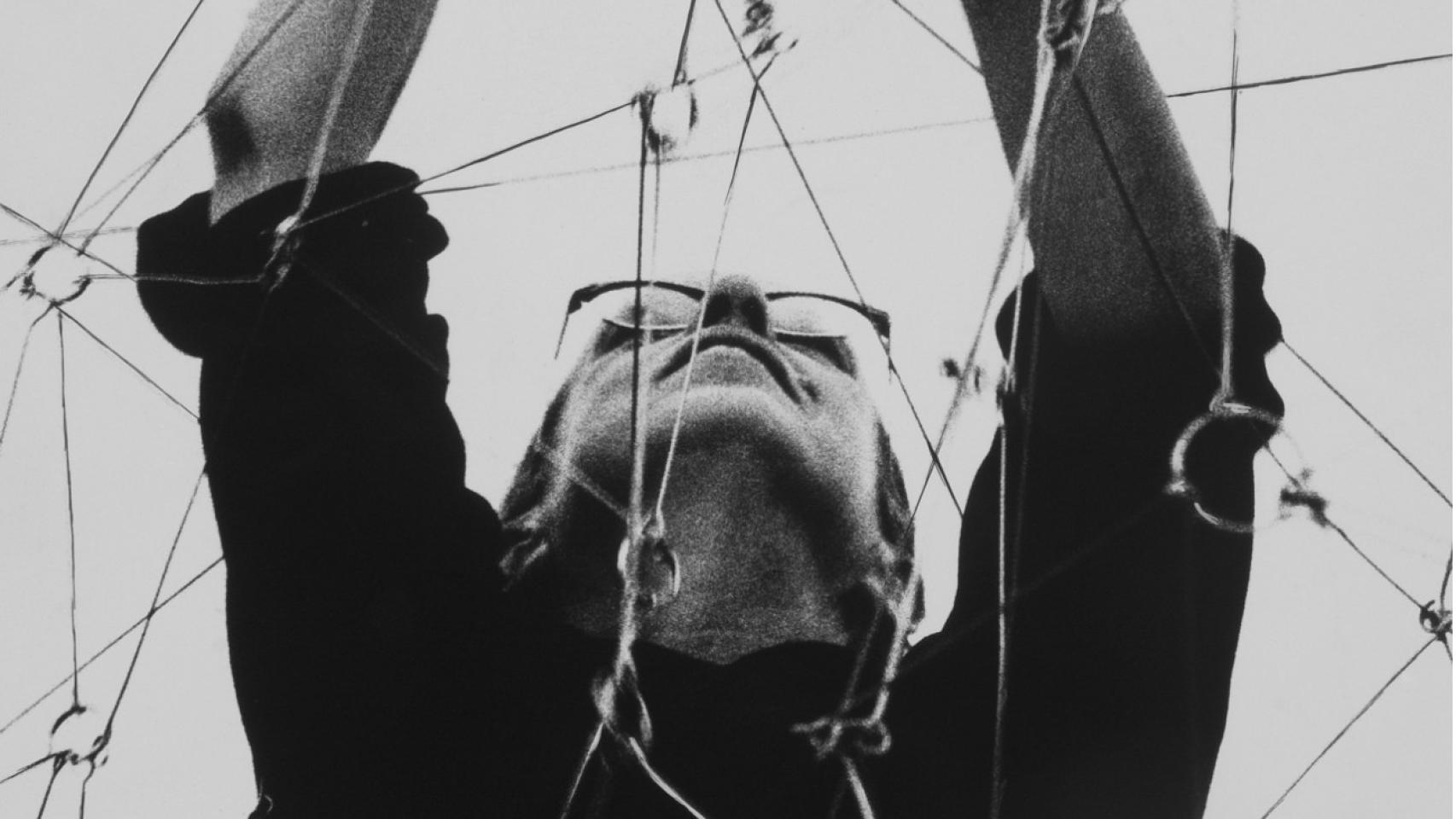 Gego en montaje de 'Reticulárea' en el Museo de Bellas Artes, Caracas, 1969. Foto: Juan Santana.  © Fundación Gego