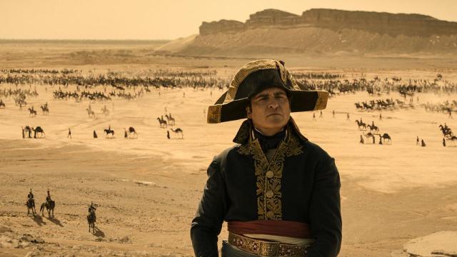 Fotograma de 'Napoleón' con Joaquin Phoenix dando vida al corso.