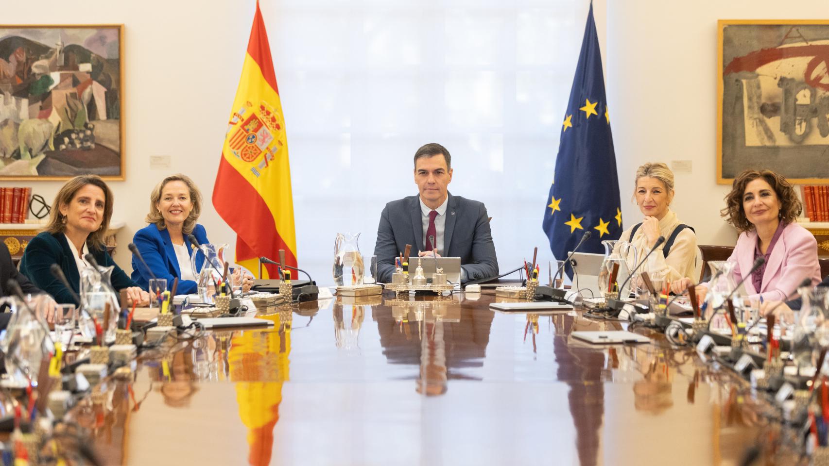 La vicepresidenta tercera y ministra de Transición Ecológica y Reto Demográfico, Teresa Ribera; la vicepresidenta primera y ministra de Asuntos Económicos, Nadia Calviño; el presidente del Gobierno, Pedro Sánchez; la vicepresidenta segunda y ministra de Trabajo y Economía Social, Yolanda Díaz y la vicepresidenta cuarta y ministra de Hacienda, María Jesús Montero.